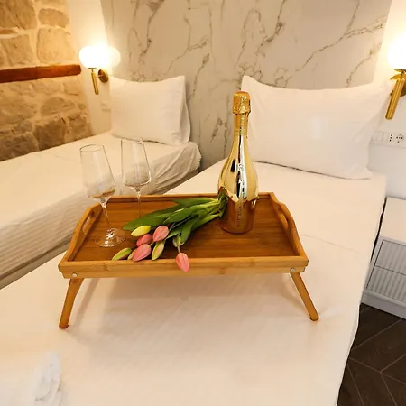 לינה וארוחת בוקר Prisca Luxury With Breakfast